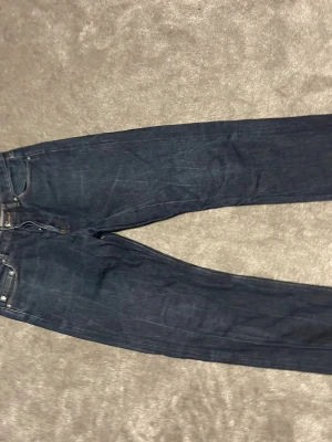 APC straight jeans - APC jeans, jättebra skick inga defekter. Midjan är 80 efter tvätt och 84 efter man tagit på dem( dem töjs). Passar alltså som 32 i midja, längden är också en 32 ca