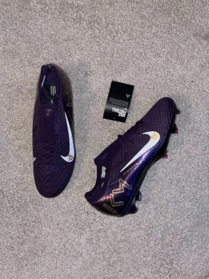 Nike mercurial air zoom fotbollsskor  - NIKE AIR ZOOM MERCURIAL VAPOR 16 ELITE fotbollsskor | Size: 43 nya skor | Köpta begagnande av bekant men var tyvärr för små för mig| De är aldrig använda och kvalitén (elite) | Ordinarie pris på unisport är 3499 kr.