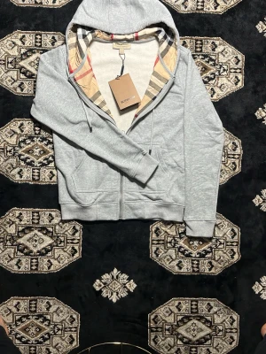 Grå BURBERRY - En snygg  grå BURBERRY size s aldrig använt helt ny 