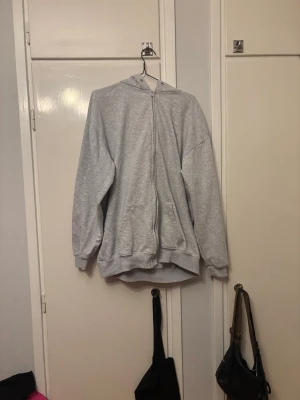 Grå Zip up - En grå Zip up i storlek m. Köpt på plick för 100kr. Skriv om ni har frågor. Priset går att diskutera och jag kan gärna mötas upp i stockholm☺️