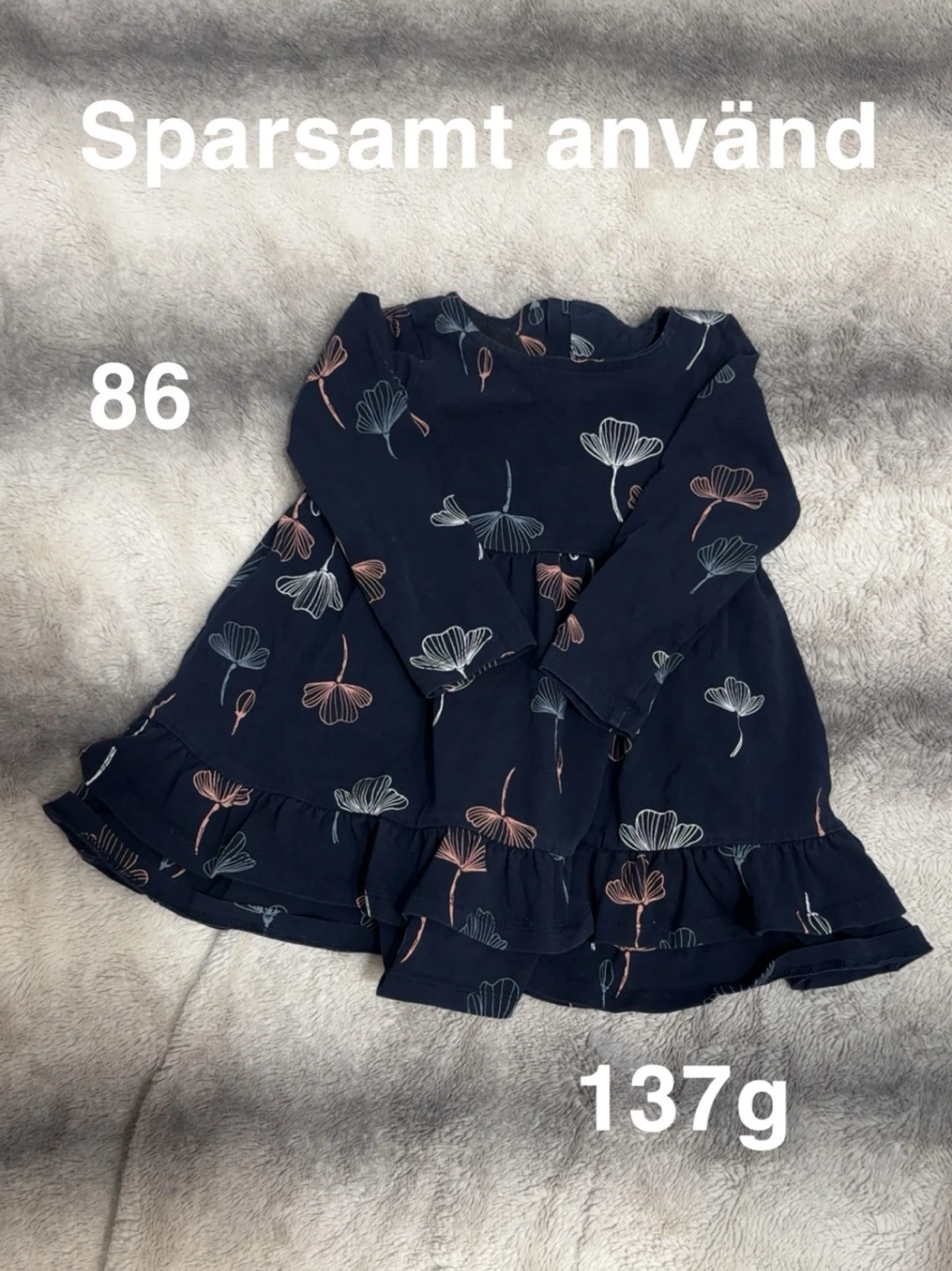 Mörkblå blommig klänning stl 86