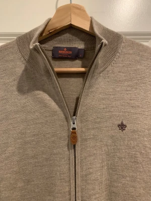 Morris Cardigan full Zip - Säljer denna jättesnygga cardigan zipen från Morris i storlek S i merinoull. Den är knappt använd och i utmärkt skick, tror att deras zips brukar vara lite mindre i storlek. Skriv gärna vid intresse!