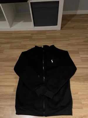 Ralph lauren tröja - Riktigt skönt Ralph lauren tröja perfekt för dig som gillar att hålla sig varm på vintern den är använd typ 2 gånger för den va för stor för mig men den är i helt perfekt form och inga skador