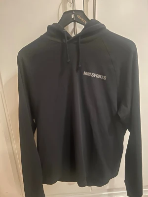 Svart mm sports träningskofta, storlek M - Svart träningskofta från mm sports i storlek M. Luftigt material och oanvänd 