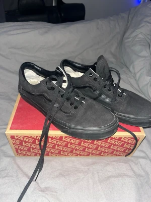 Svarta Vans Old Skool sneakers - Säljer ett par klassiska Vans Old Skool i helsvart färg. Storlek 44 EU (US 10.5). Används 1-2 gånger.