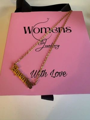 Halsband  - Halsband i rostfritt stål med Aquarius stjärntecken i guld.