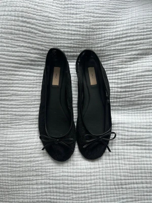 svarta spetsballerinas - söta ballerinaskor från nelly i spets, stora i strl!🫶🏻använda men inga defekter