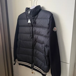 Moncler Cardigan  - Säljer en exklusiv Marinblå Moncler cardigan i storlek S, helt ny med taggar kvar – aldrig använd! Sällsynt modell som är svår att få tag på. Hör av dig vid frågor!   