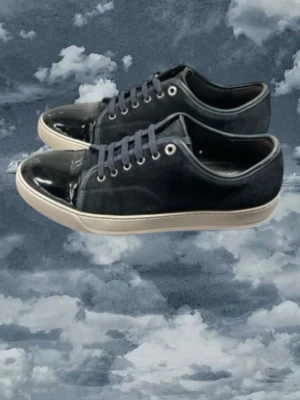 Lanvins - Lanvins i storlek uk7 vilket motsvarar 41-42 färgen är navy-  endast skor ingår därav priset hör dig vid frågor 