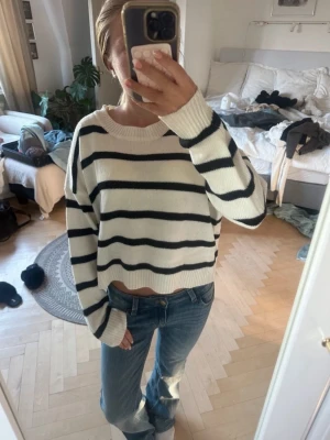 Randig tröja  - Fin randig tröja ifrån Shein, vet ej storlek men brukar bära XS/S🩷