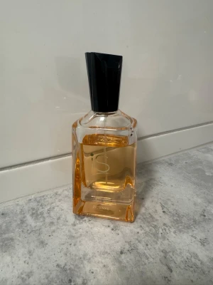 IS Intense Eau de Parfum Armani si - IS Intense från Fragrance World är en Eau de Parfum med 80% volym, tillverkad i U.A.E. Snygg flaska med modern design, perfekt för dig som vill sticka ut och ge din stil en extra boost. Det är 75ml och är inspirerad av Armani SI