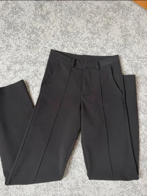 Svarta kostymbyxor  - Köpta på Vinted i bra skick! Aldrig använda av mig. Storlek 164 men passar som xs