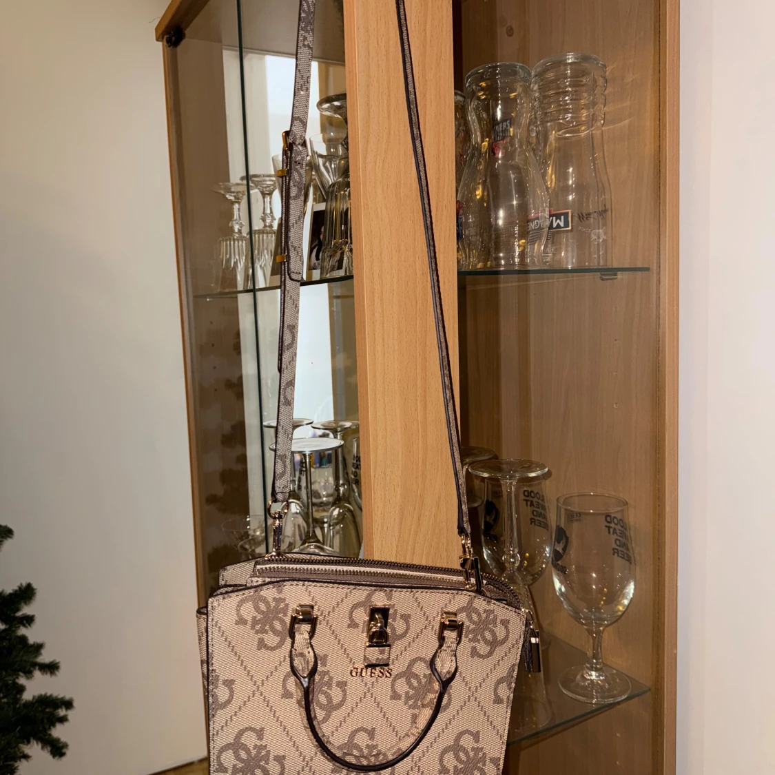 Beige handväska från Guess