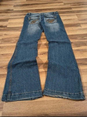 Vintage jeans - Superfina flare/bootcut, low waist, vintage jeans från Tally Weijl i strl S💗 säljer då de tyvärr inte passar