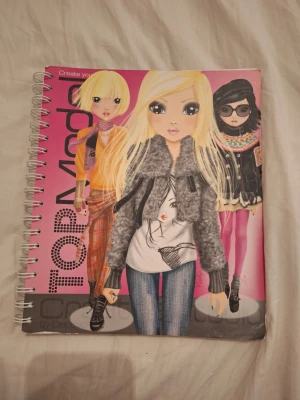 TOPModel Create your own style - Skapa dina egna modekollektioner med TOPModel! Den här boken är fylld med modeller att designa kläder på, inspiration och tips för att utveckla din kreativa stil. Perfekt för dig som älskar mode, teckning och att uttrycka din personlighet.
