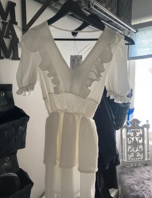 Vit volang klänning - Ny med prislapp. Pris kan diskuteras! Tveka inte på att höra av dig om du har funderingar kring något!🫶🏻