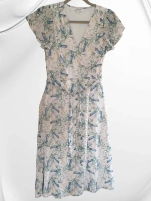 Vacker chiffong klänning  - Såå himla fin, men för liten för mig. Helt oanvänd vacker klänning (med fuskomlott) i chiffong och fastsydd  underklänning. Storlek 34. Längd från axeln, 114 cm. Märke: Bubbelroom Underbar till alla sommarens festligheter!