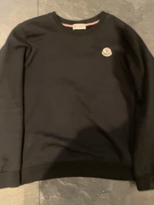 Svart tröja med logo.  - Svart tröja med logo på bröstet. Långärmad utan luva. Säljs för 330kr. Köpt för 800kr, pris kan diskuteras via snabb affär. 