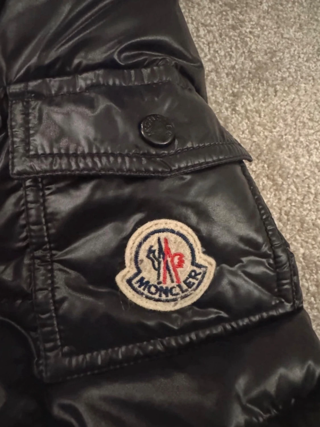 Svart Moncler pufferjacka med huva - 1