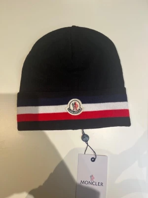 Moncler mössa - Helr ny och stilren