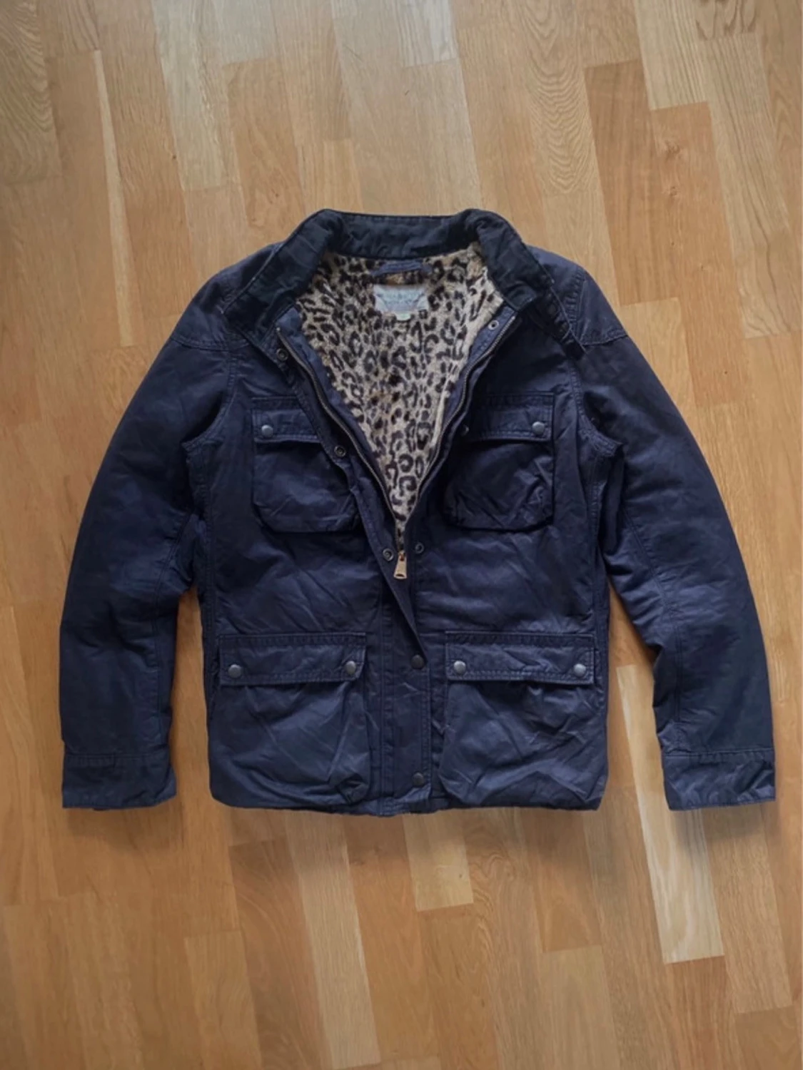 Mörkblå parkajacka med leopardfoder - 2