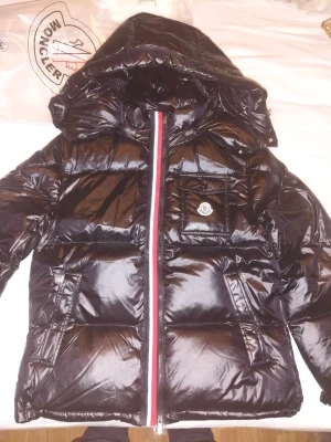 Svart moncler Maya  - Helt nya oanvänd, stilren! Storlek L med perfekt passform