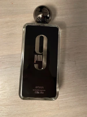 Afnan 9pm EdP 100ml - Stilren parfym från Afnan, 9pm, i eau de parfum-format. Flaskan rymmer 100 ml och har en modern design som sticker ut. Perfekt för dig som vill ha något unikt i samlingen. 90ml kvar