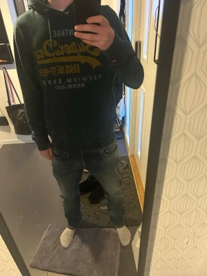 Superdry hoodie - Grön superdry hoodie andvänd typ en gång då ja tycker den sitter lite stort för min smak inga fel på den alls.