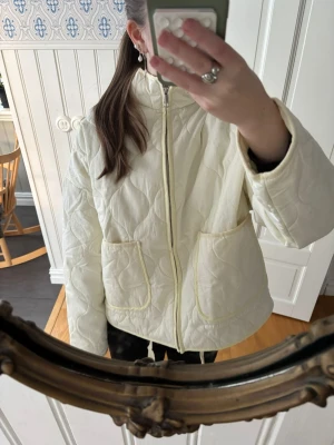 Jacka - Ljusgul jacka från Bella. Helt ny, aldrig använd. Nypris 690 kr. Säljes pga fel storlek. Stl. XS. 