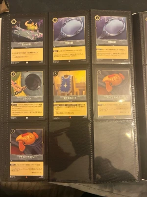 Lorcana First Chapter Japanese  - Säljer en hel del japanska Nya Lorcana kort. Normala, och Foils. Common Rare, super rare, legendariska. Packas väl som alltid. Med binder blir priset 400kr dyrare. 