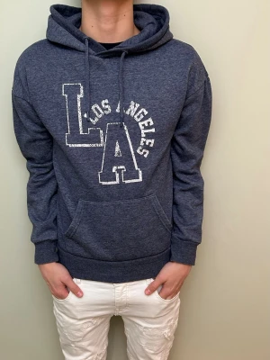 Fet mörkblå hoodie - En chill och stilren mörkblå hoodie med ett skönt tryck. Märke: Primark. Size S. Skick 9/10