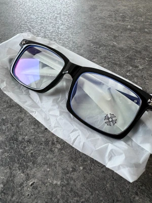 Chrome Hearts Glasögon - Preskriptioner: Ingenting, vanliga glasögon Dem är helt nya och har aldrig varit använda. Dem kommer ifrån Chrome som är ett sällsynt amerikanskt märke. Startpris: 250kr
