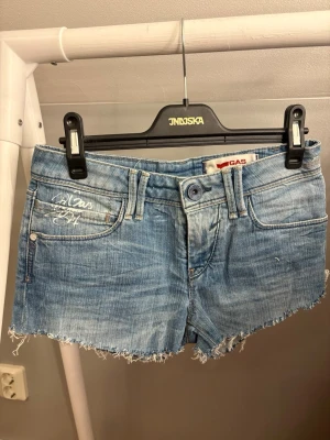 Blå jeansshorts  - Blå jeansshorts med snygga detaljer!!! Midjemått rakt över är ca 34 cm!!🥹🥹💕💕