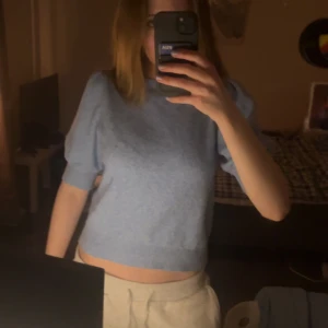 Ljusblå stickad tshirt - Ljusblå tshirt från vero Moda. Bra skick, skriv för frågor!