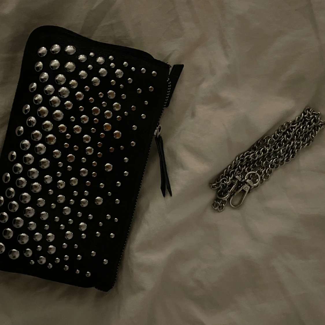 Svart kuvertväska med silvernitar - 3