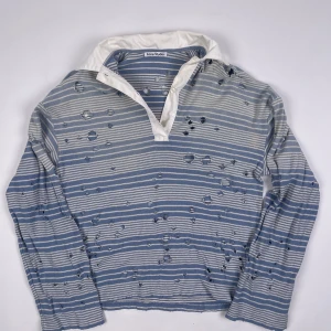 Acne Studios distressed polo - Acne Studios Distressed Polo, smått missfärgad i kragen, ser ut att den är solblekt, men är med mening! Knappt använd, väldigt stor för att vara XS, passar upp till L