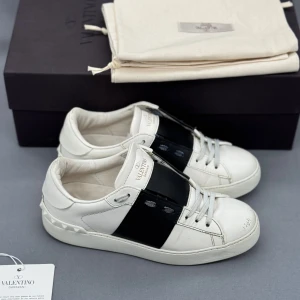 Valentino Open | 35 - Valentino Open sneakers | Fint skick! | Endast skorna ingår | Storlek 35, passar större | INGA BYTEN | Fraktar spårbart eller möts upp i Täby