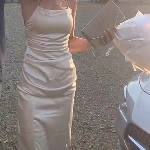 Balklänning  - Säljer min balklänning som är använd en gång. Slutsåld på nätet.  I bra skick💛storlek 34 men går att justera 