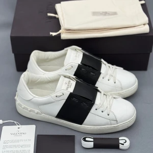 Valentino Open | 41 - Valentino Open sneakers | Grymt skick! | Original box, dustbag, kort samt extra skosnören ingår | INGA BYTEN | Fraktar spårbart eller möts upp i Täby 