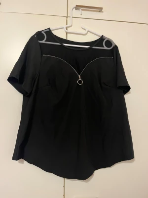 Pusero XL - Musta kevyt pusero. Ylhäällä ns verkkokangasta. Koko XL. Kaikai n 56cm, pituus n 70cm. Eläintalous MMM, lisätietoja saa kysymällä Katsothan myös muut ilmoitukseni Tarjoa 