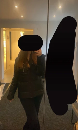 Svart Sail Racing jacka - Svart dunjacka från Sail Racing med huva jätte bra skick, använd några gånger, bra kvalite lägg gärna bud och tveka inte på att skriva till mig om du har några frågor! Ny pris: 4200kr 