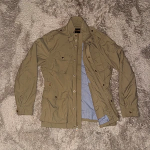 Woolrich field jacket - Tja! Säljer denna riktigt snygga fieldjacket av Woolrich! Jackan är i mycket bra skick och har inga tecken på användning. Den är i storlek L men passar även M. Hör av dig vid funderingar eller pris förslag!🙌