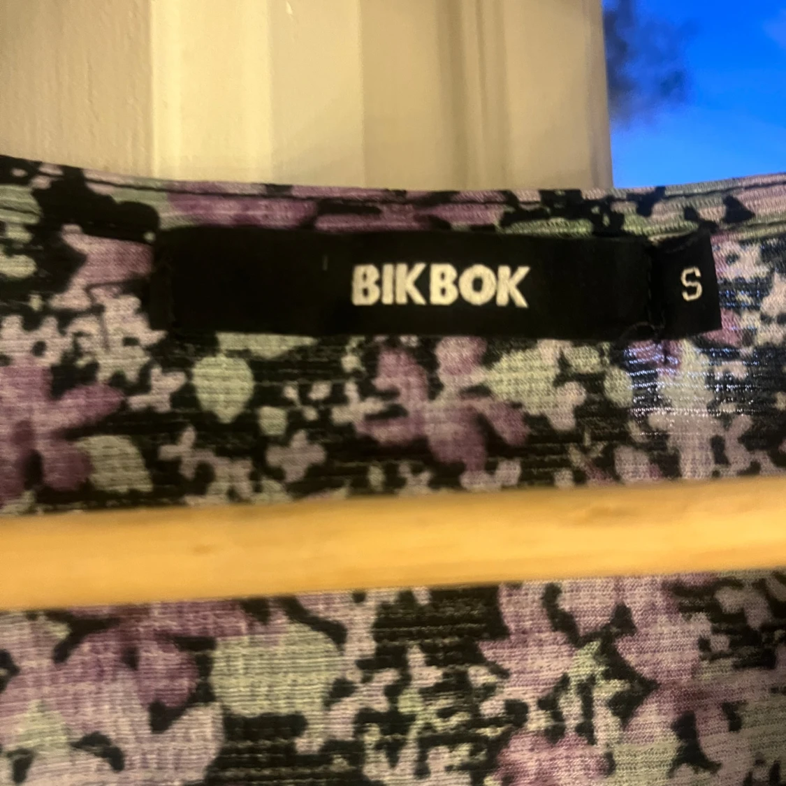 Blommig blus med v-ringning från Bikbok - 1