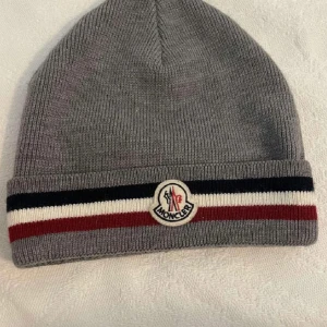 Moncler mössa - Riktigt snygg | nästan helt ny | hör av er vid frågor!