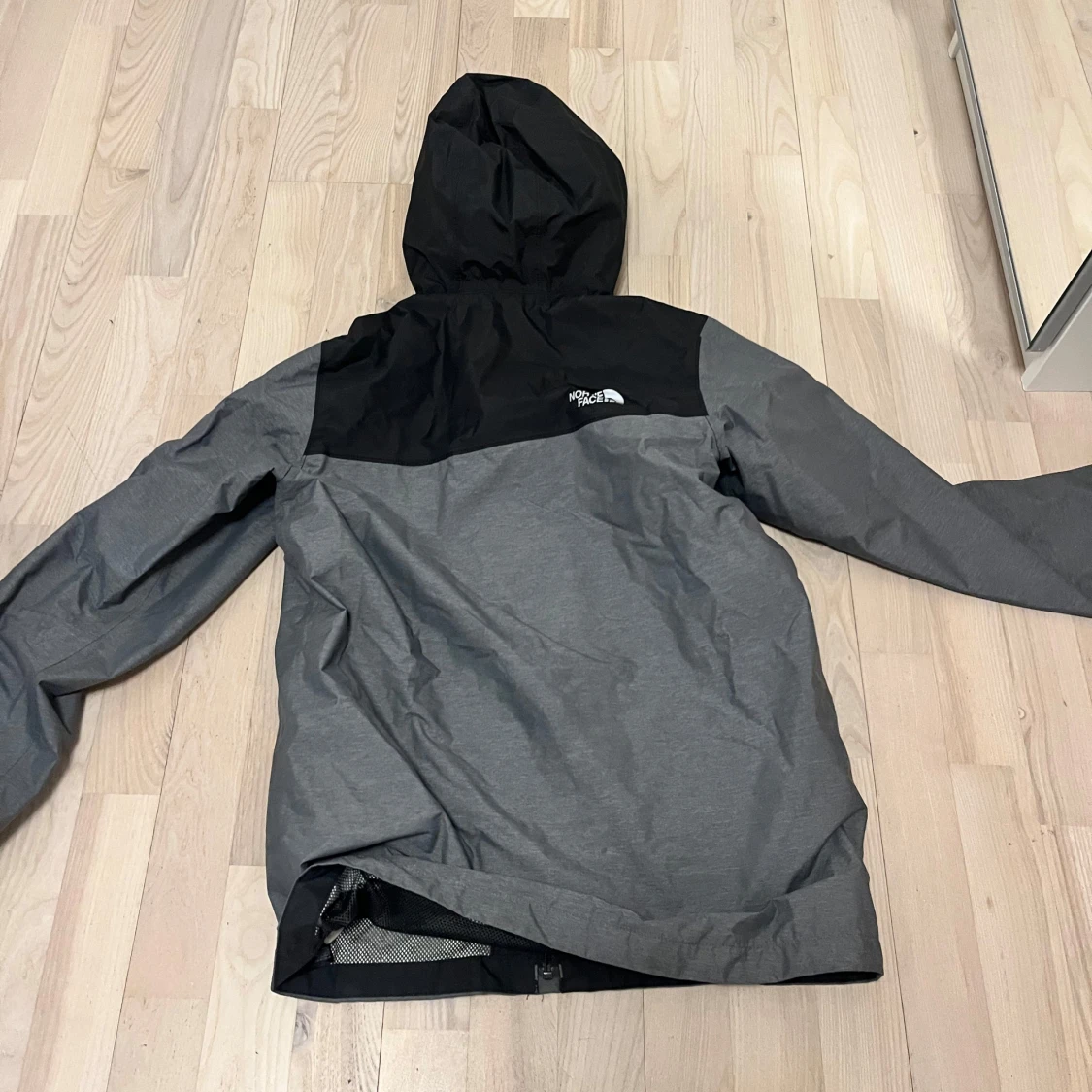 Grå och svart jacka från The North Face - 1