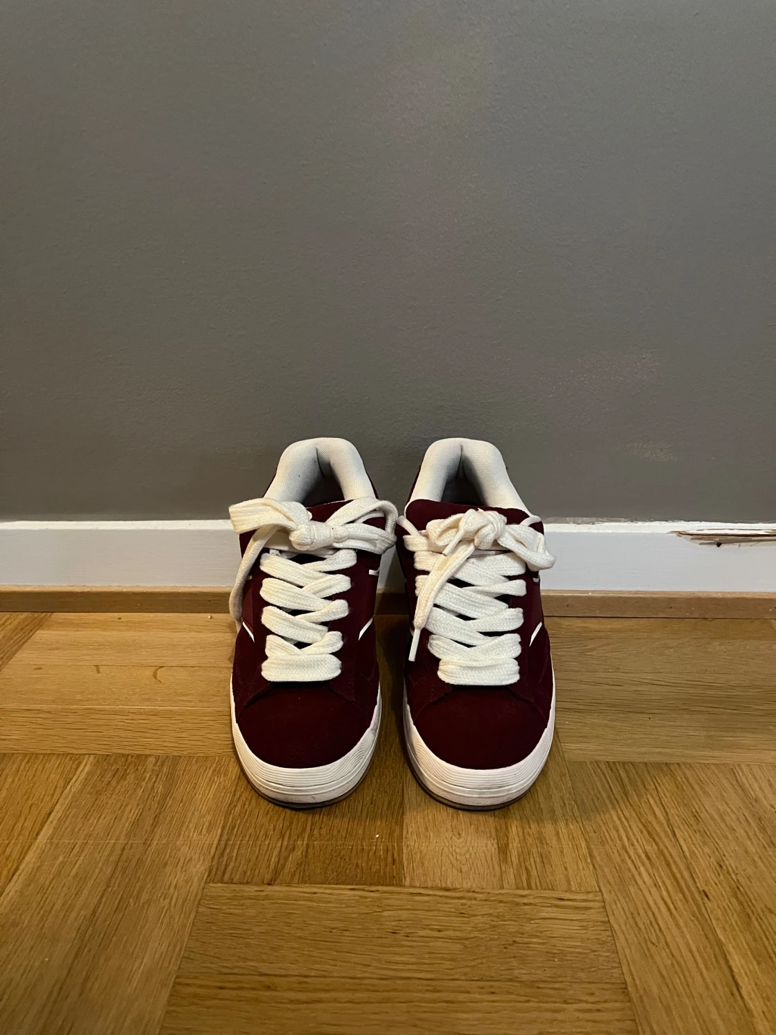 Vinröda sneakers från Bershka - 2