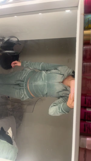 Juicy Couture  - Säljer en ljusgrön hoodie i mjuk velour med dragkedja framtill och snörning i midjan. Tröjan har huva, ribbade muddar och fickor på sidorna. Perfekt för chill dagar och har en croppad passform som ger en snygg siluett.