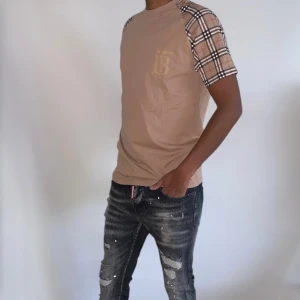 Burberry tshirt strl S beige  - Helt ny. Fin replika med grym kvalitet. Modellen är 175cm lång och bär storlek S på bilderna. Pris: 999kr. Först till kvarn som gäller. Skickas direkt inom 24h