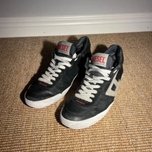 Diesel sneakers  - Säljer nu mina sjukt snygga och bekväma Diesel sneakers! Skorna är i storlek 44 och sitter som 44 brukar göra. Köpta nya för ungefär 2000kr men säljer för endast 500kr!