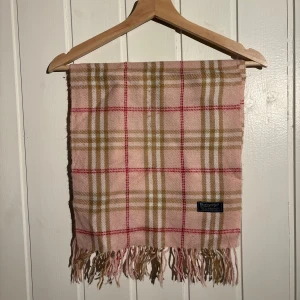 Burberry scarf  - Burberry scarf i bra skick (8.5/10). Nypris +-5000, mitt pris 299